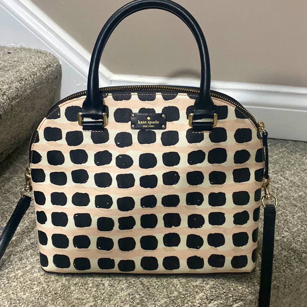 Kate spade handbag in excellent like new condition!